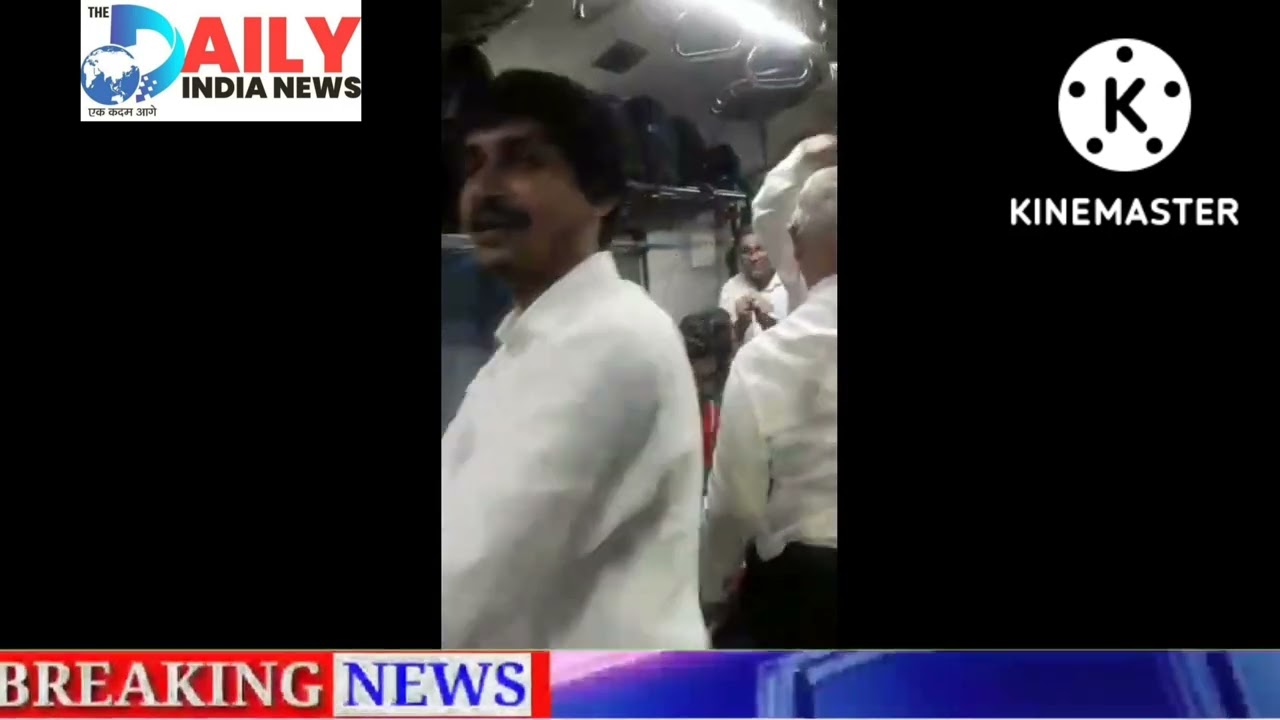 Mumbai Local Train Mein Bhi Garba Ki Dhoom