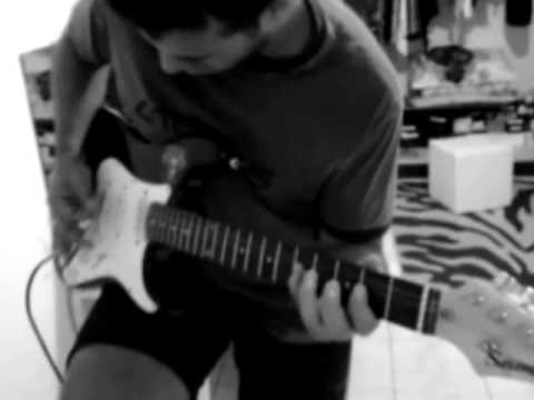 Yuri Magalhaes na guitarra (guitarra faltando 1 corda) (todas as outras cordas enferrujadas)