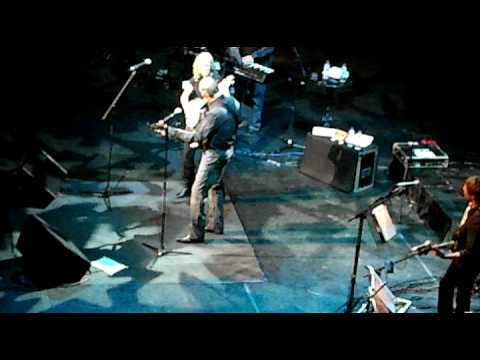 Dueling Banjos - Glen Campbell In Cardiff May 2010