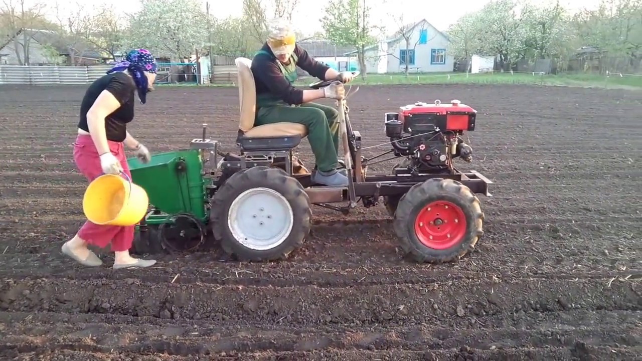 окучивание мини трактором. посадка картошки трактором. посадка картофеля под минитрактор. картофелесажалка скн 90\1. хиномото минитрактор 2020.