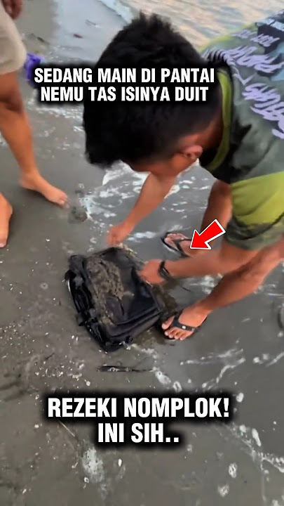 Momen Pria Nemu Duit Ditas Terbawa Hanyut #shorts #trendingshorts #viralvideo
