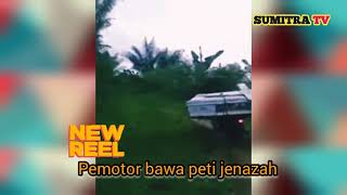 Video viral warga bawa peti jenazah pakai motor