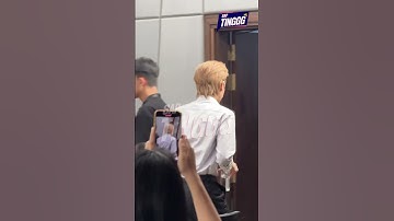 Jack J97 lần đầu nở nụ cười rạng rỡ trước truyền thông sau khi họp báo.