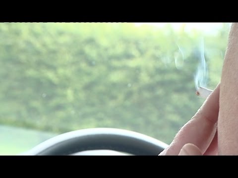 Video: Zákon zakazující kouření v autě, který přepravuje děti, má být změněn další měsíc