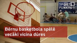 Bērnu basketbola spēlē vecāki vicina dūres