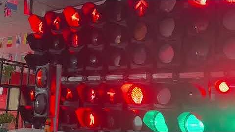 semáforos Dikkat, cruce peatonal animado de industria nacional