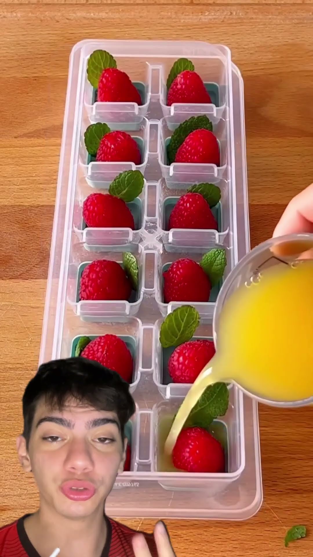 Gelo saborizado fácil: morango, hortelã e suco de laranja. ?? Impressione todo mundo!