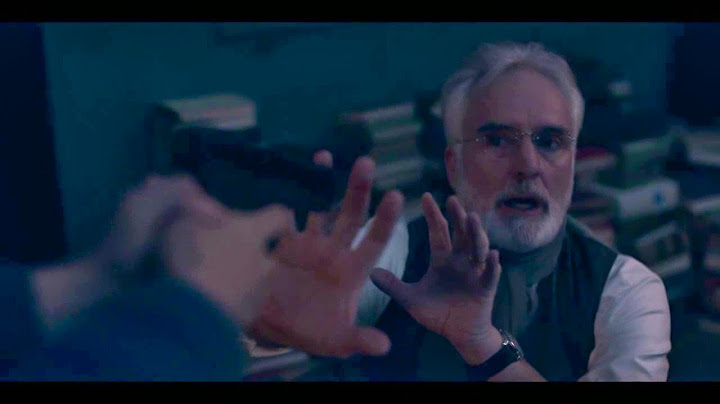 The Handmaid's Tale 3x11 - Eleanor points a gun at Commander Lawrence
