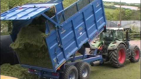 JCB 435s pushing up silage