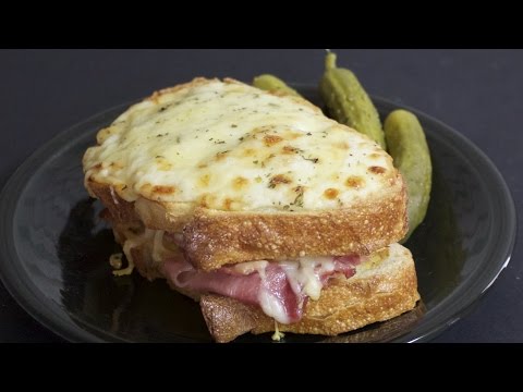 فيديو: كيفية صنع الرغيف الفرنسي بالجبن والأعشاب ولحم الخنزير