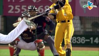20131013 CPBL 獅VS象 7下 黃仕豪掃到中外野,唐肇廷側滑可惜還是沒接到