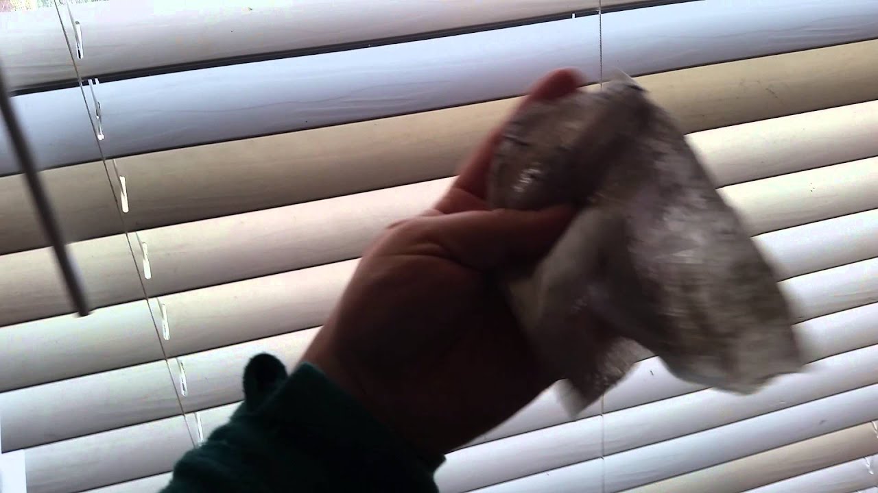 my new favorite way of dusting awesomely easy blind dusting so dusting with dryer sheets