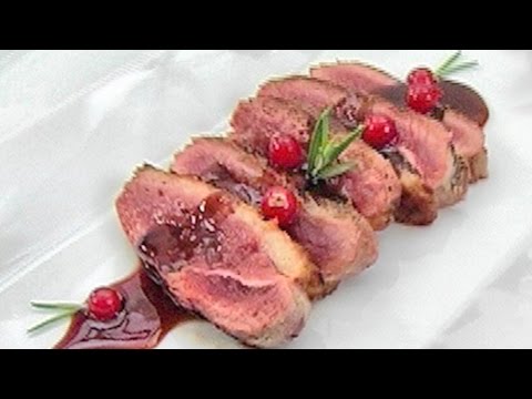 Видео рецепт Жареная утка с соусом из красной смородины