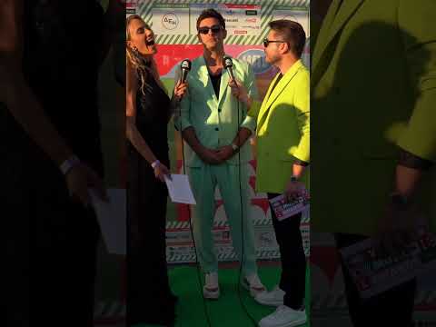 O Κώστας Μαρτάκης στο Green Carpet των Mad Video Music Awards 2024 από τη ΔΕΗ