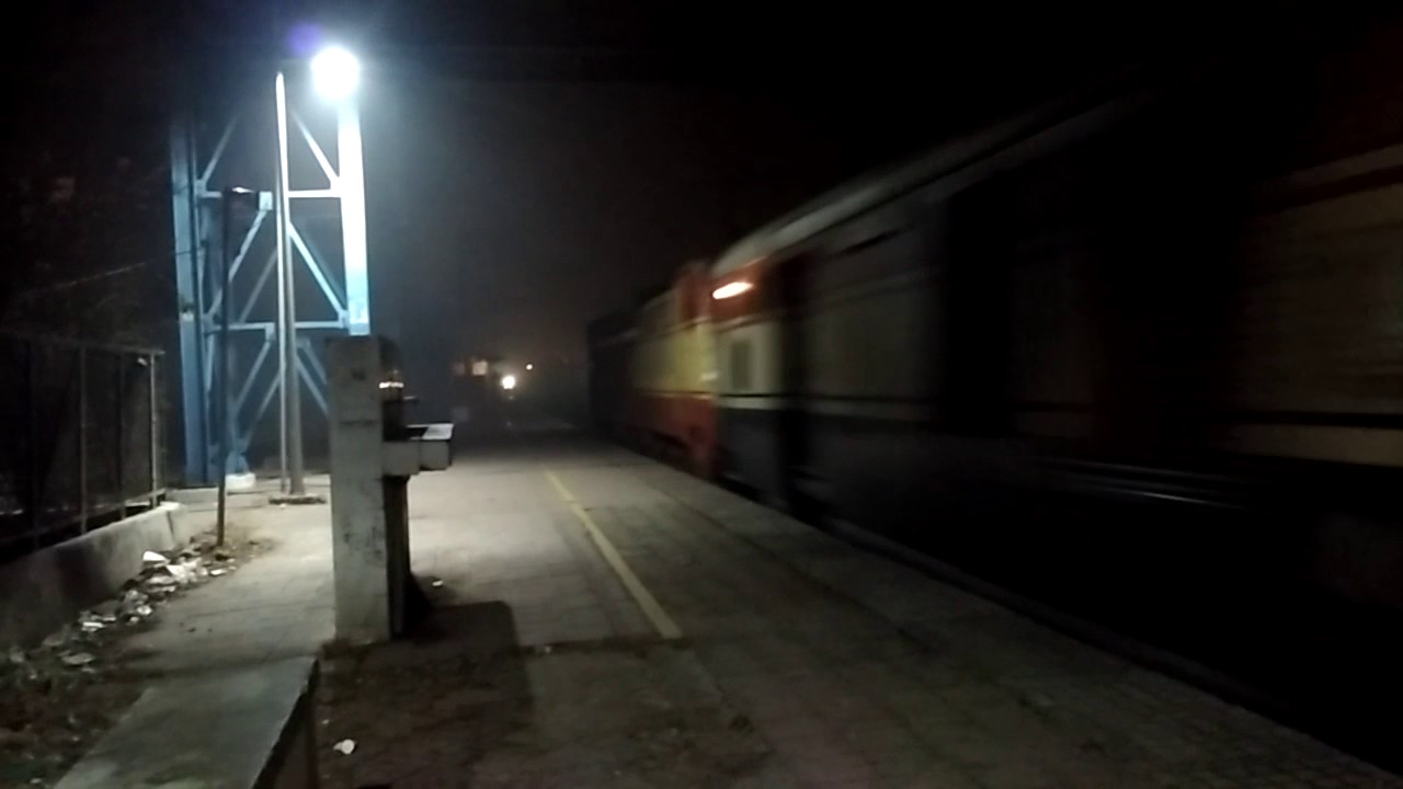 Rare : RAJ LIVERY GZB WAP1 22033 hauling NANDA DEVI EXP