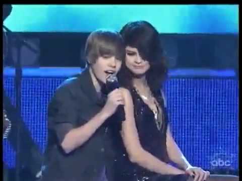 JUSTIN BIEBER SINGING TO SELENA GOMEZ ON STAGE!