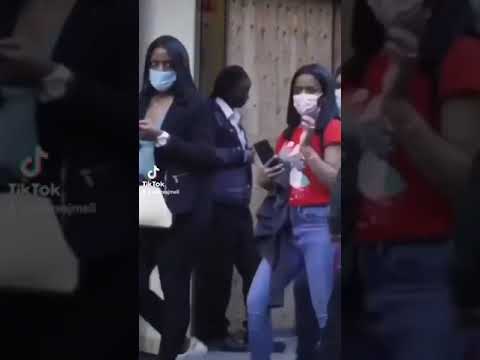 شاب عربي يضرب فتاه امريكية سمراء البشرة وهية ضربته واهانته امام العالم