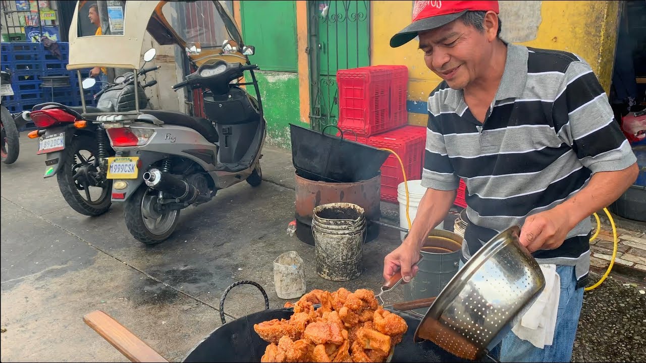 Miren como nuestra gente de Guatemala hacen los Chicharrones y las Carnitas