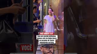 Com Um Vestido Belíssimo, Famosa Atriz Da Globo Desce As Escadas De Teatro Esbanjando Carisma