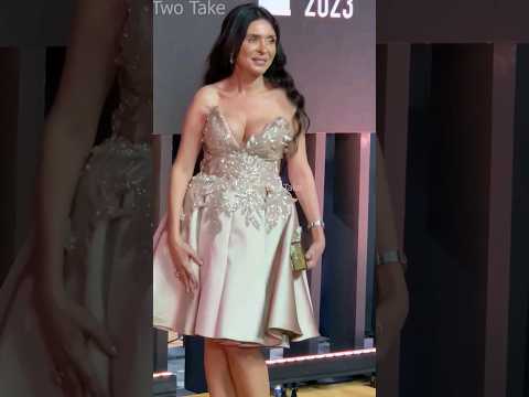 دينا ترتدي فستان مكشوف الصدر في مهرجان الدراما في العلمين الجديدة