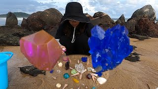 Crystal stone/color/quartz/blue crystal/surprise purple crystal in the beach