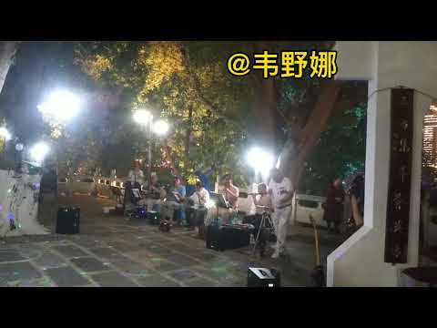 这个乐队的水平杠杠的，各种乐器精彩合奏，你若进来，耳有福了。
