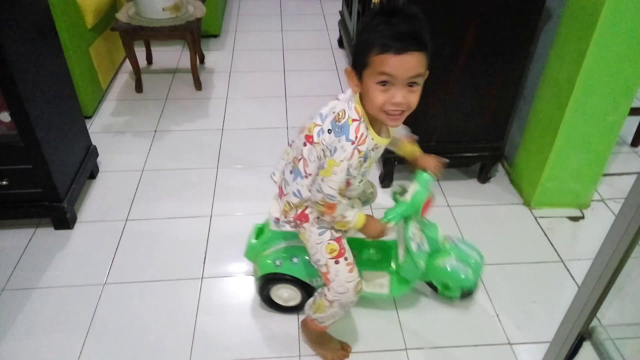 SERU!! MAINAN MOTOR VESPA DAN GELEMBUNG SABUN BALON - YouTube