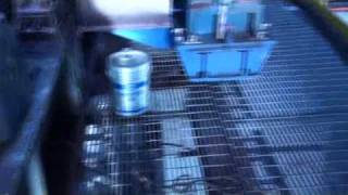 Uphill conveyor kicks back after full stop