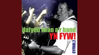 Video thumbnail of "Dafydd Iwan/Band - Medli - Paentio'R Byd Yn Wyrdd/Yma O Hyd/I'R Gad"