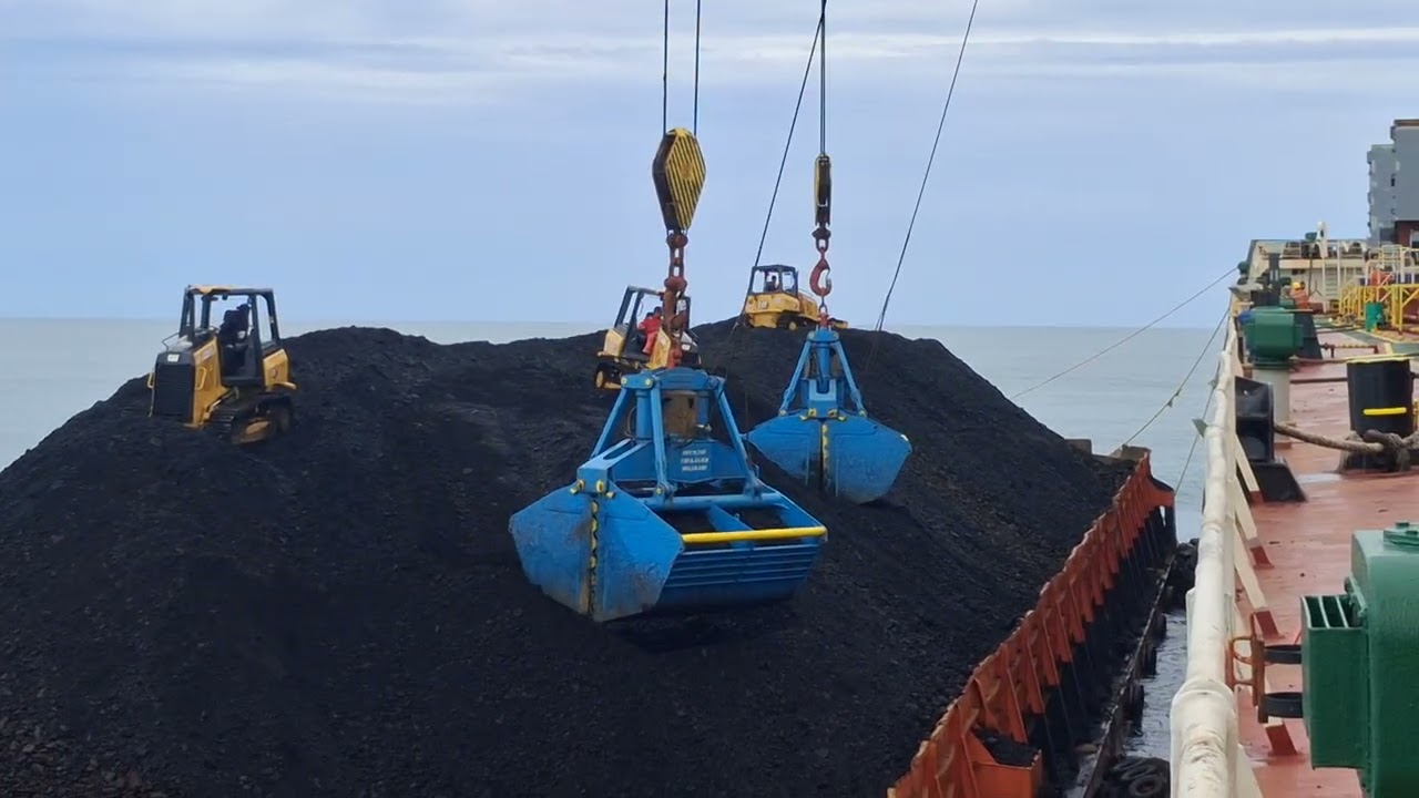 Begini lah cara kita bekerja muat batu bara di kapa besar.