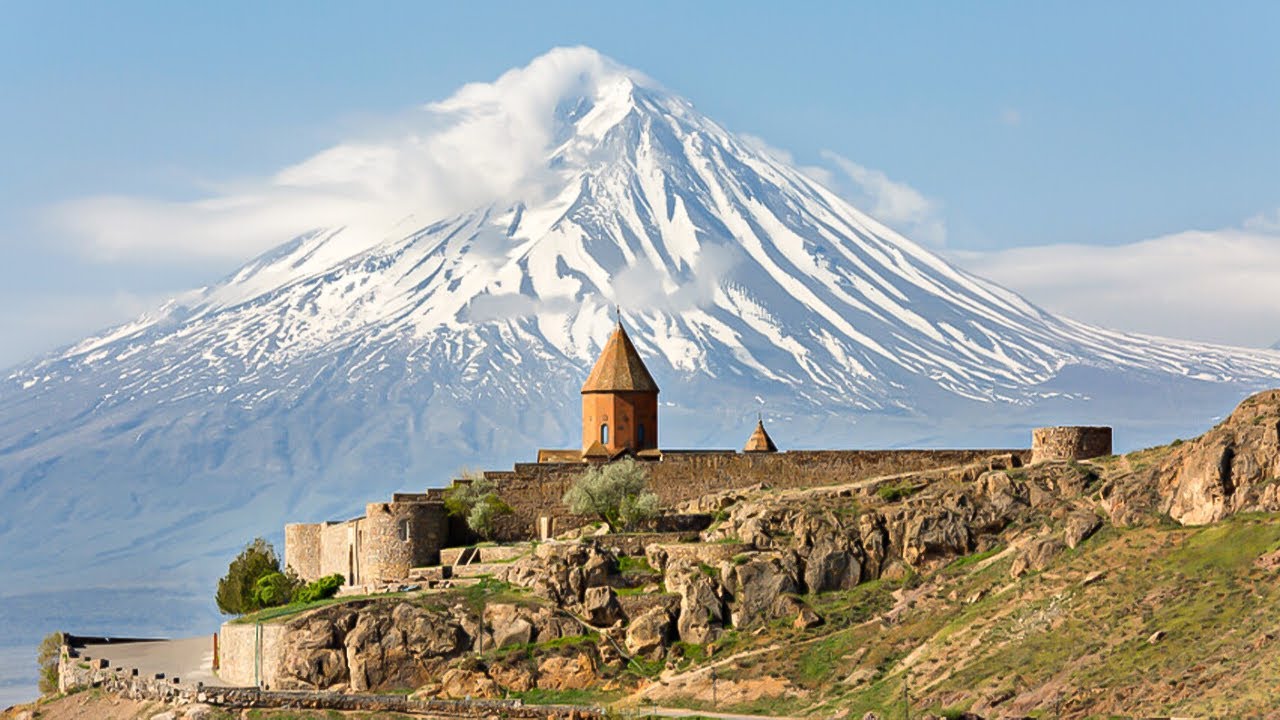 Туристы массово устремились в путешествия по горам Армении
