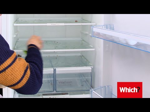 Video: Hoe de koelkast van binnen te wassen van de geur: manieren en tips