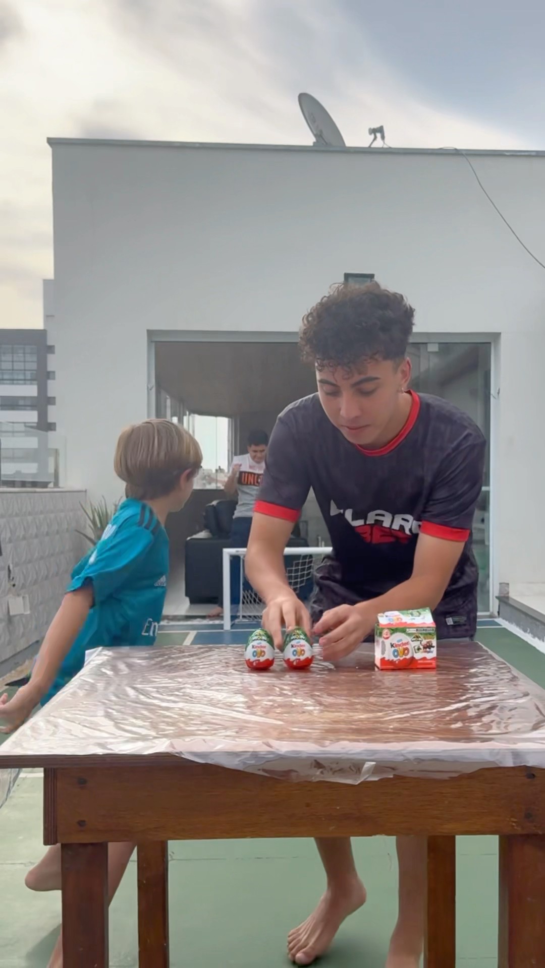 COMI TODOS OS KINDER OVO DO MEU IRMÃOZINHO E ELE FICOU MUITO TRISTE!