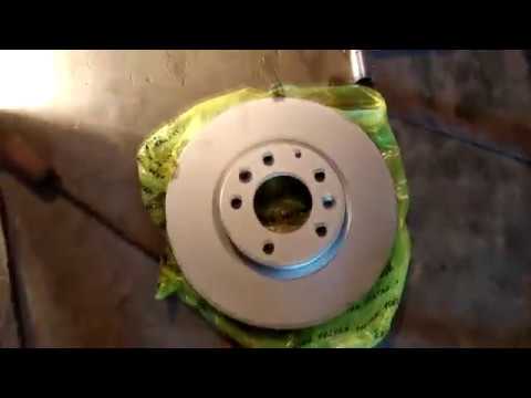 Замена тормозных дисков и тормозных колодок Mazda CX-7.