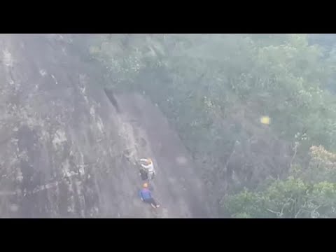 Vídeo mostra resgate de helicóptero de dupla que escalava morro em Guaratuba