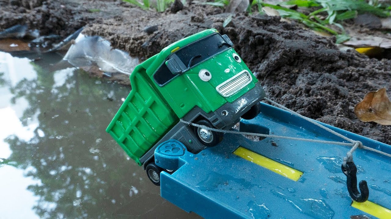 Tayo Truck falls into River! Dump Trucks be careful. Tayo the Little Bus Toys
