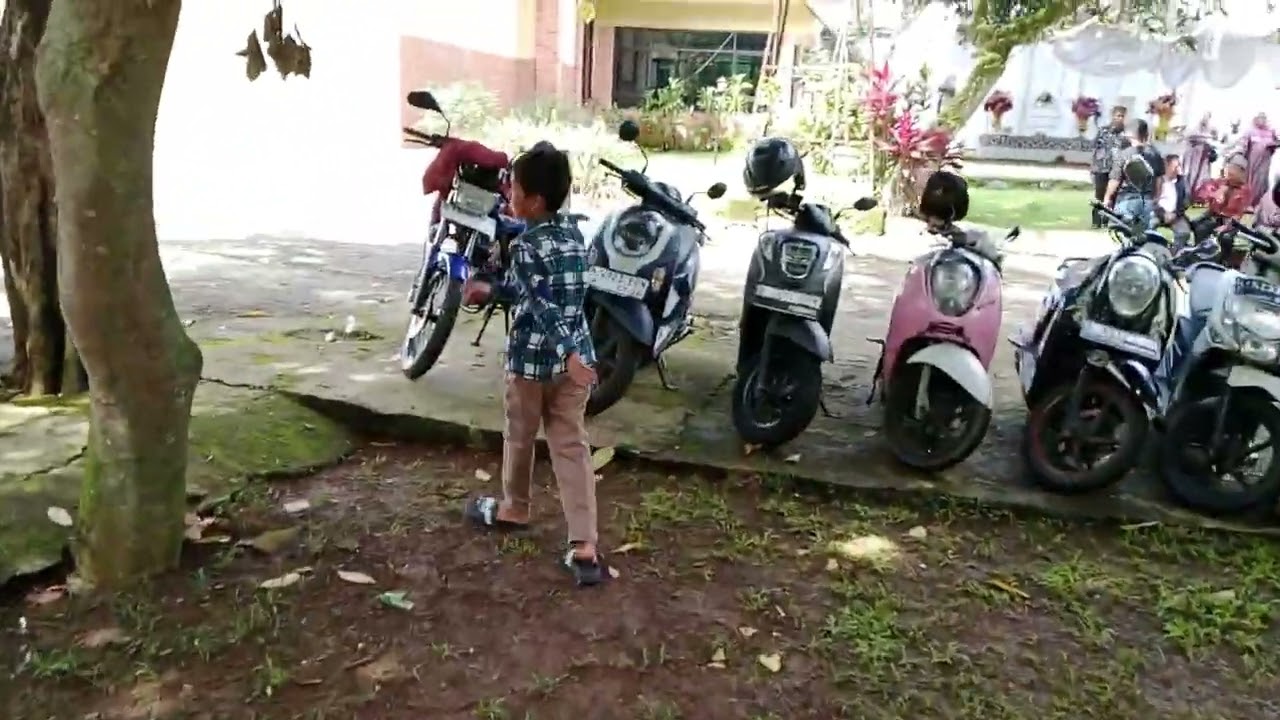 Sedang bermain di taman