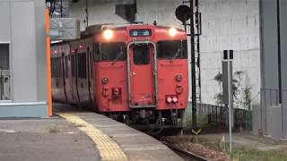 広島に向けて下深川駅を発車するシーン