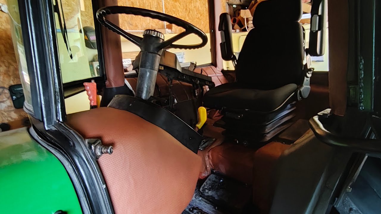 Środek john deere 3140 wreszcie nabiera wyglądu/tapicerki jak w mercedesie 😁