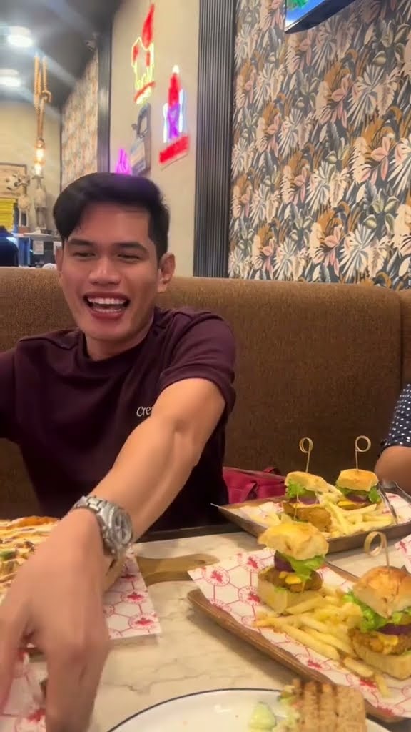 Nakiupo sa ibang lamesa para may pang-myday?! ? | My Ilonggo Girl
