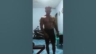 Bodybuilder Abah warso latihan malam di rumah
