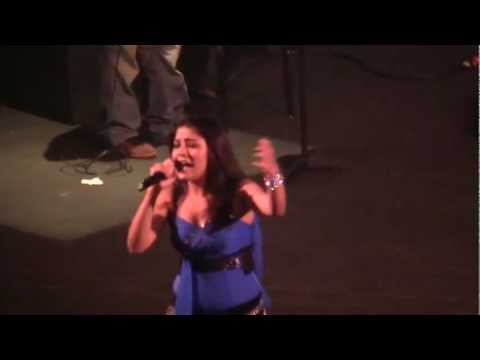 Apni To Jaise Taise - Sunidhi Chauhan - Durga Puja Live Performance