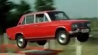 Прыжок на ВАЗ 2103 Жигули в фильме Невероятные приключения итальянцев в России (1973)