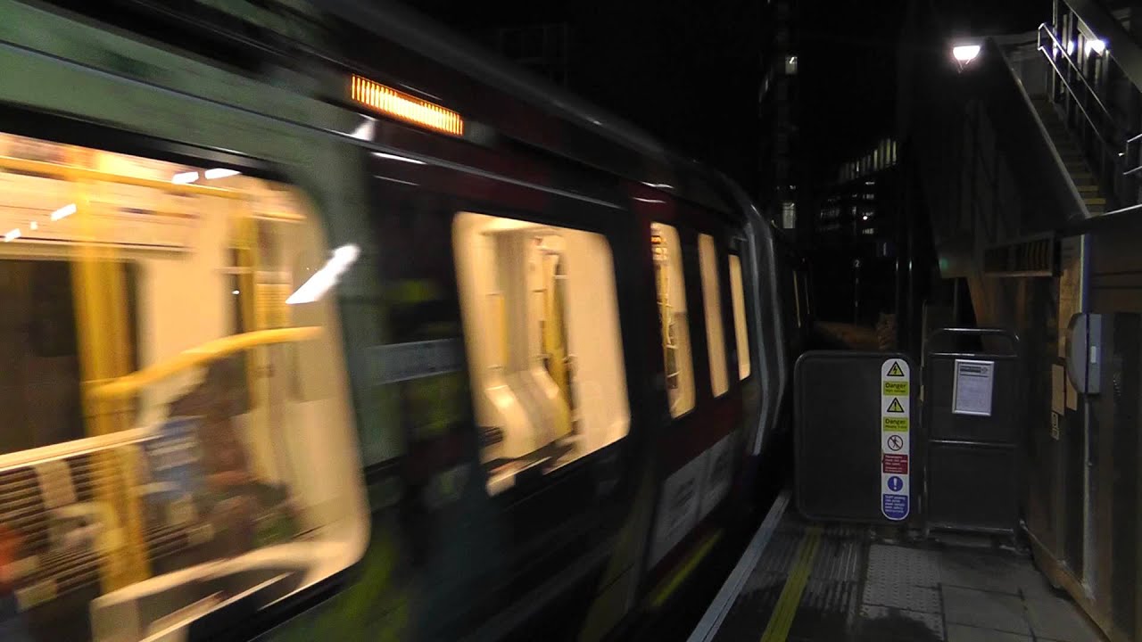 Circle Line S7 Stock 21301 Departing Paddington