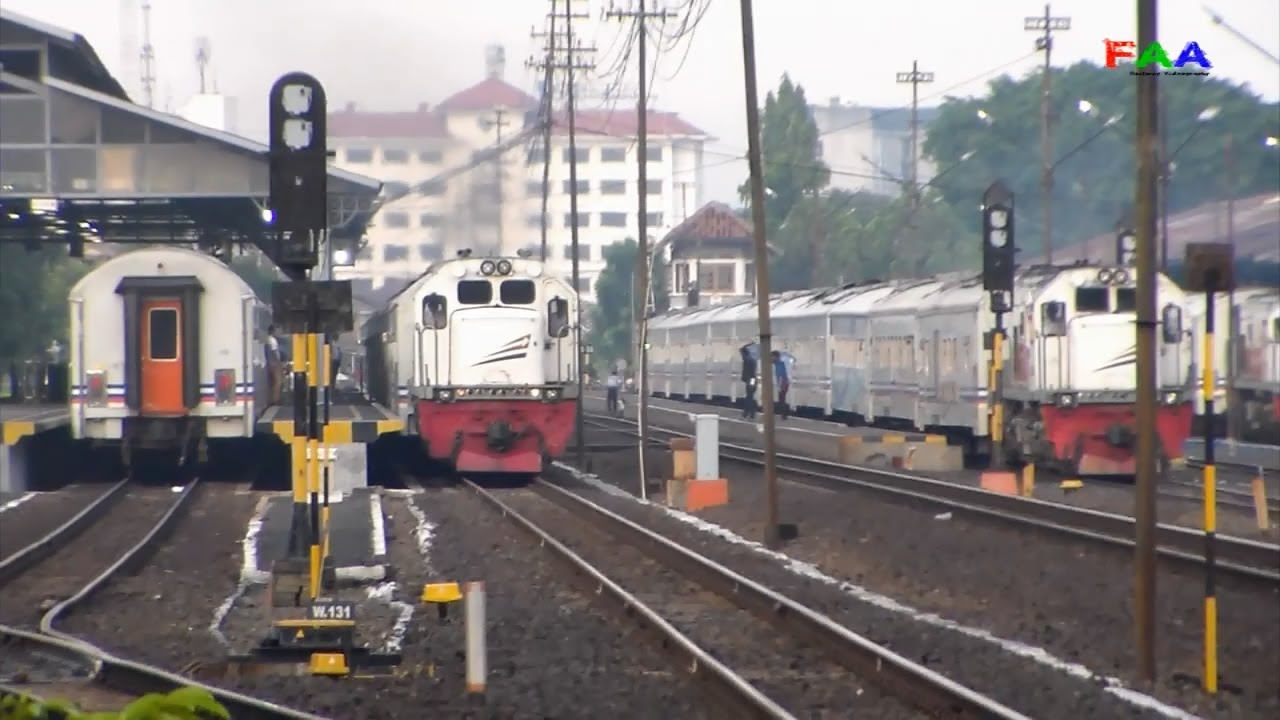 Kereta Api Senja Utama Solo Melintas Stasiun Lempuyangan 