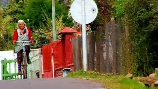 Anciana recorre 30 kilómetros en bicicleta para trabajar - CHV Noticias screenshot 3