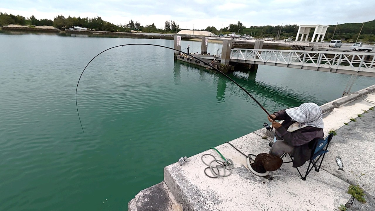 小魚釣りしてたら隣の達人おばぁが大物釣った
