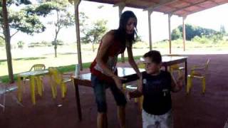 Juliane e Lucas dançando Rebolation'