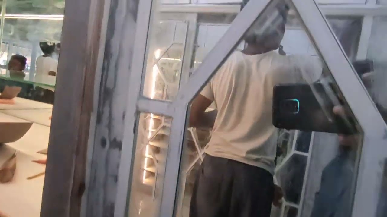 mirror glass par glass ke shelves | uv light se shelves bithaya