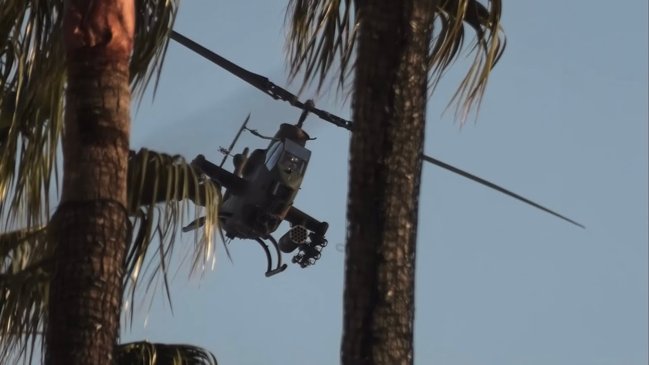 大阪の商業施設で自衛隊のAH-1S コブラがド派手にひっくり返る！OSAKA防衛防災フェスティバル 2025 / JGSDF AH-1S COBRA【4K】